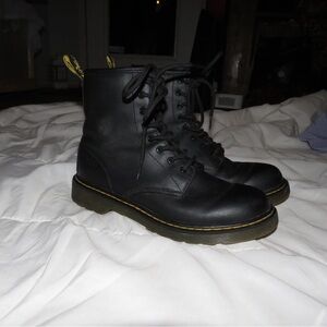 Like-new Women’s Dr. Martens size 6!